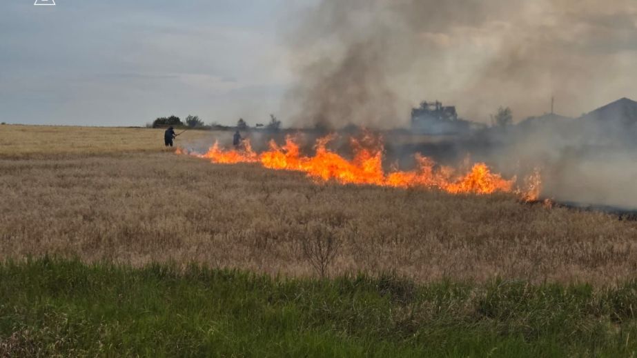 Через обстріли горіли склад і будинок на Запоріжжі