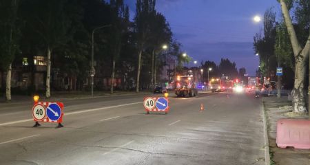 Ночной ремонт дороги начали коммунальщики на проспекте в Запорожье