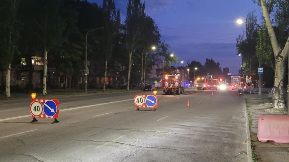 Нічний ремонт дороги розпочали комунальники на проспекті в Запоріжжі