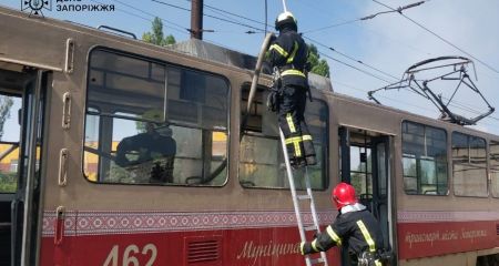 В Запорожье на ходу загорелся трамвай