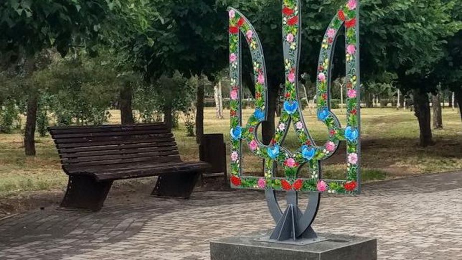 Понівечений вандалами тризуб відновили в Запоріжжі