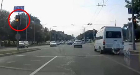 Водія маршрутки покарали за ігнорування світлофора у Запоріжжі