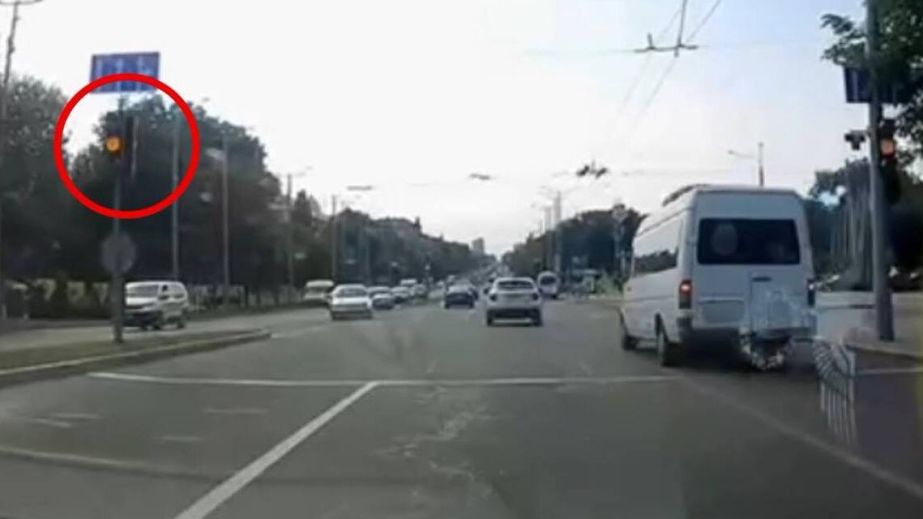 Водія маршрутки покарали за ігнорування світлофора у Запоріжжі