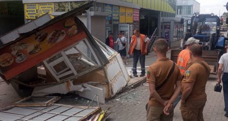 Киоск с уличной едой снесли на рынке в Запорожье