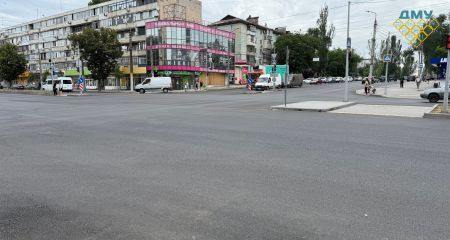 Коммунальщики обновили асфальт на одном из перекрестков в центре Запорожья