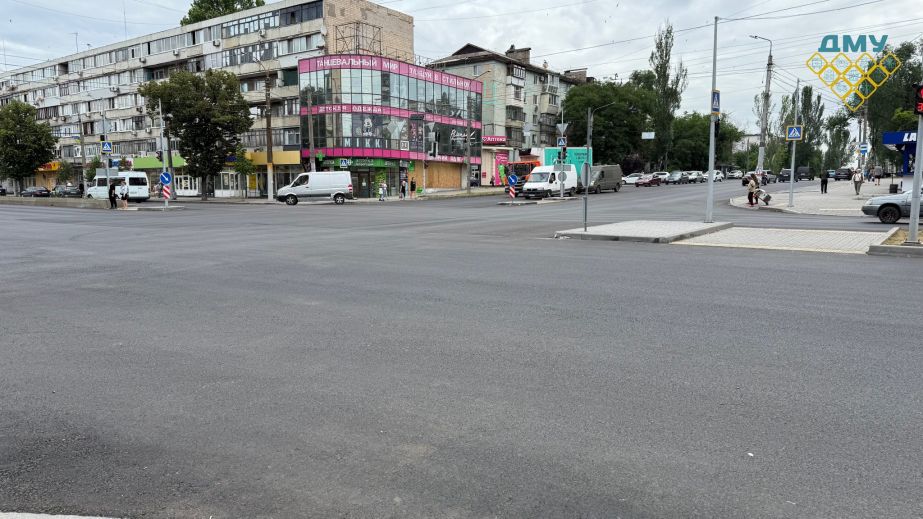 Комунальники оновили асфальт на одному з перехресть у центрі Запоріжжя