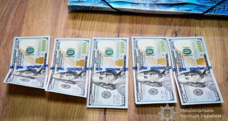 Запорожец пытался дать 500 долларов взятки полицейской