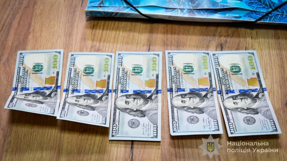 Запоріжець намагався дати 500 доларів хабара поліцейській