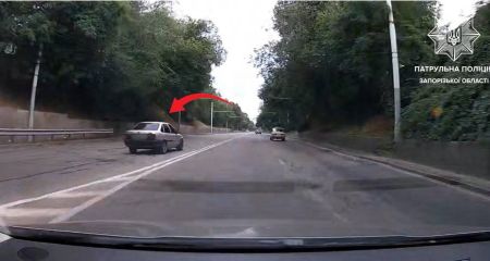 Після звернення небайдужих поліцейські покарали водія-порушника у Запоріжжі