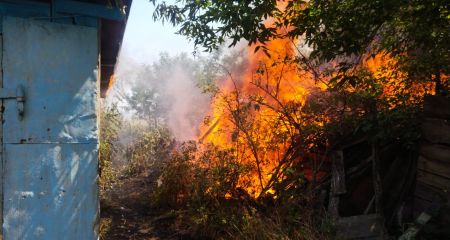 Гектар сухостою та будинок горіли через обстріл на Запоріжжі