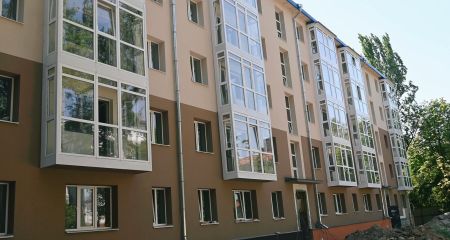 Дом на 80 семей в Запорожье ремонтируют после ракетного удара