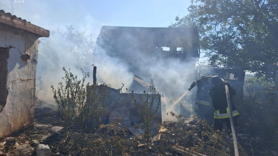 Багатоповерхівка, приватний будинок і сухостій горіли на Запоріжжі через обстріли