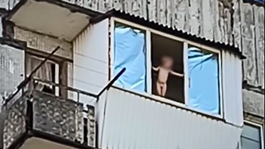 Трирічна дитина на балконі 9 поверху: у Запоріжжі мати залишила дітей без нагляду