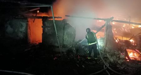 Дома и автомобиль пылали после российских обстрелов на Запорожье