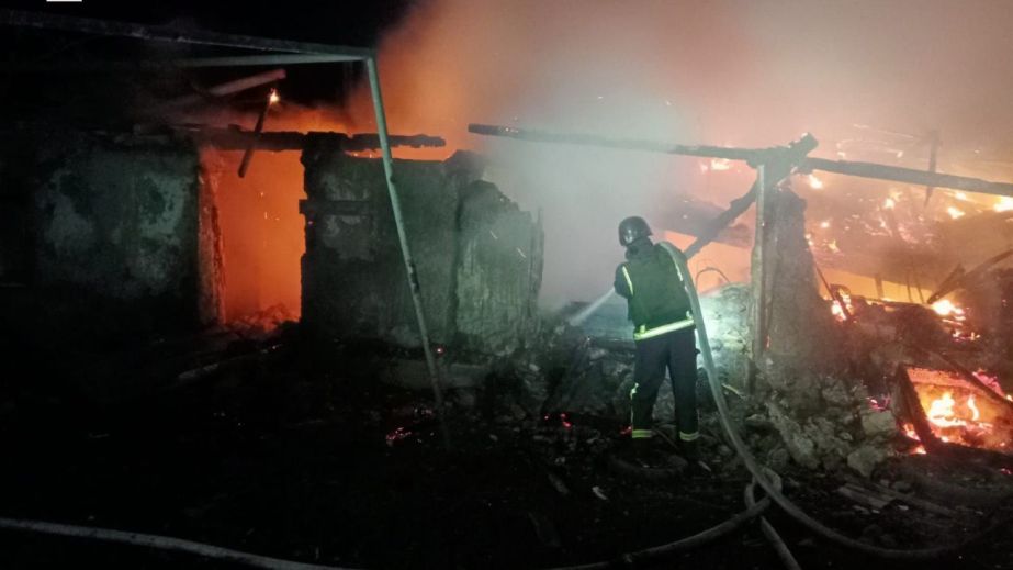 Дома и автомобиль пылали после российских обстрелов на Запорожье