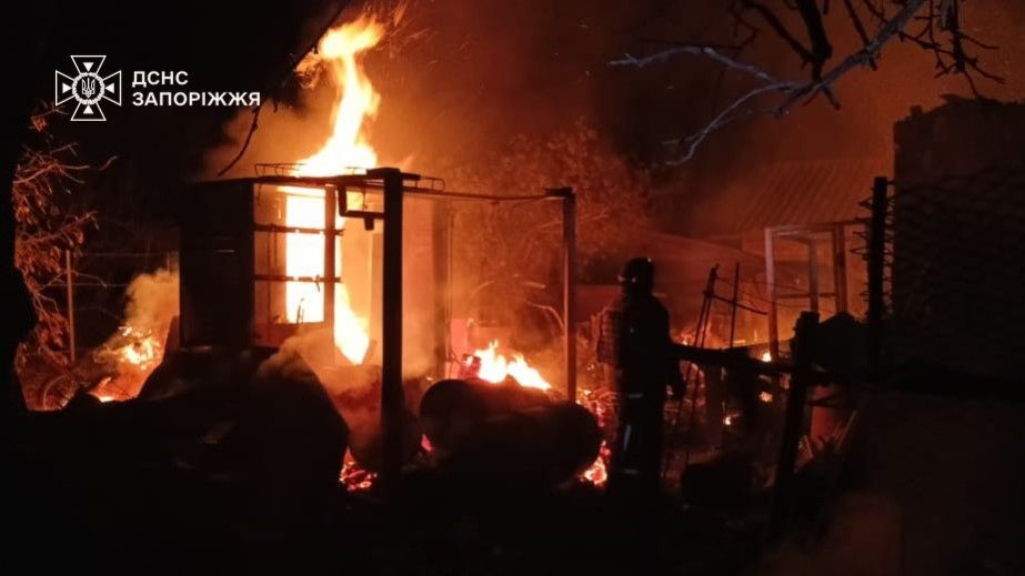 Господарчі споруди, гараж та автомобіль палали на Запоріжжі після обстрілів РФ