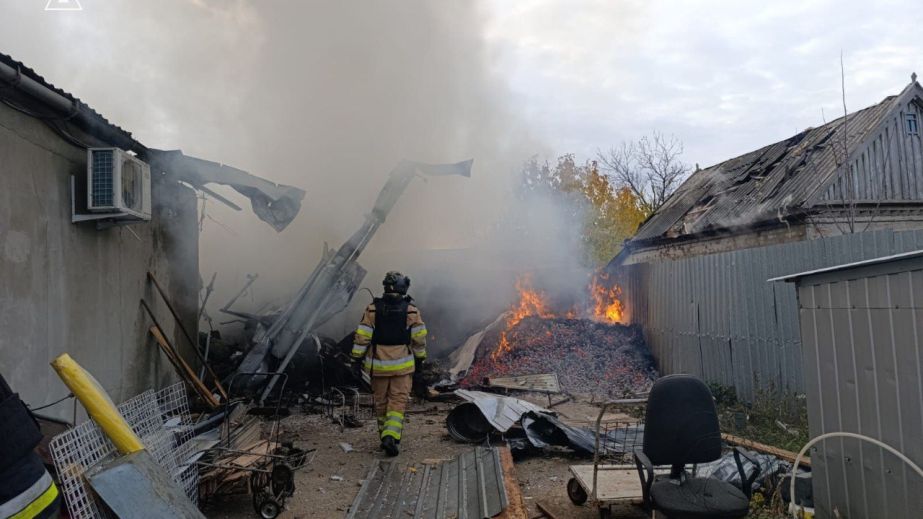 Житлові будинки і трактор палали на Запоріжжі після ворожих обстрілів