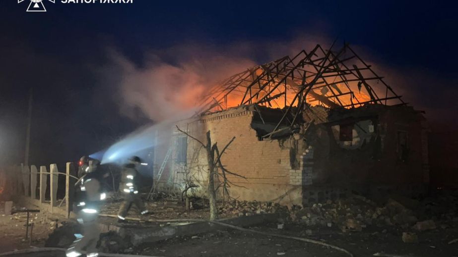 Будинки, господарчі споруди та гараж палали на Запоріжжі після обстрілів РФ
