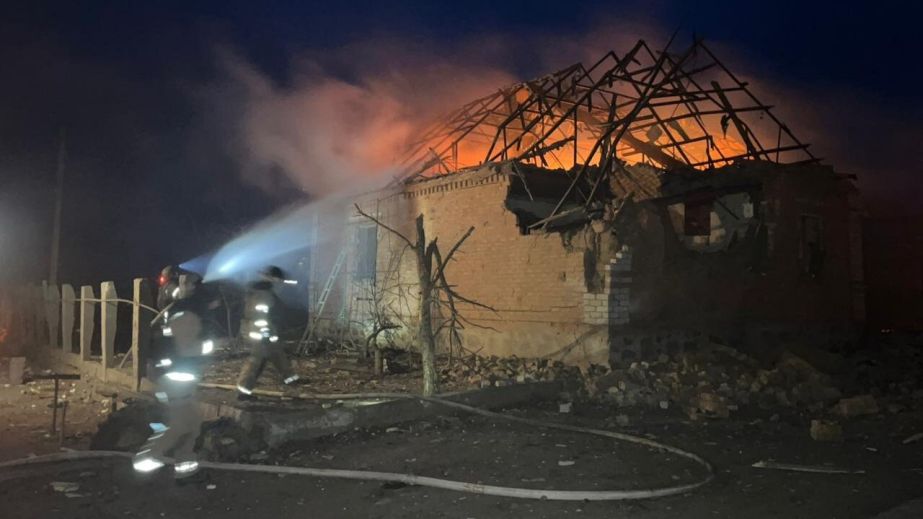 Дома, хозяйственные постройки и гараж горели на Запорожье после обстрелов РФ