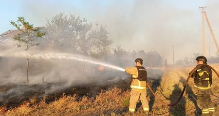 Будівлі та суха рослинність горіли на Запоріжжі після обстрілів