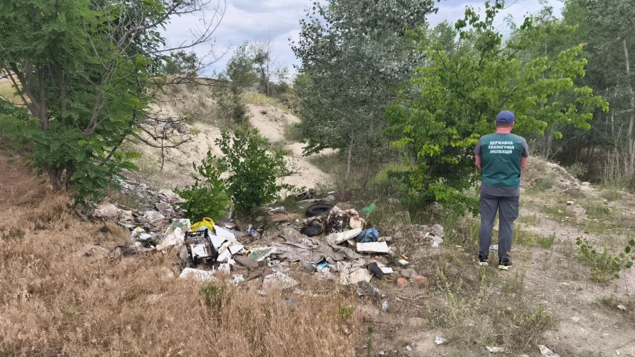 Звалище сміття виявили у Запоріжжі поблизу Гребного каналу