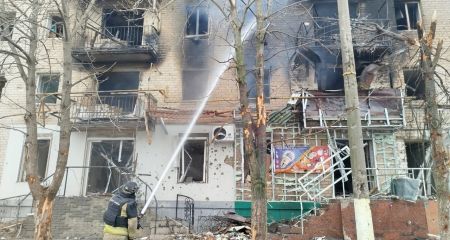 Чотири квартири та автомобіль палали після обстрілів РФ на Запоріжжі