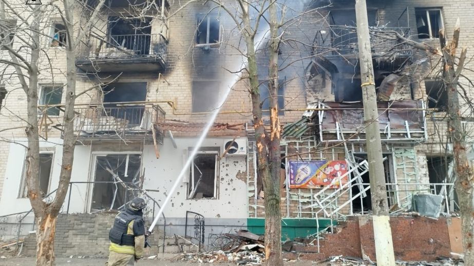 Четыре квартиры и автомобиль пылали после обстрелов РФ на Запорожье