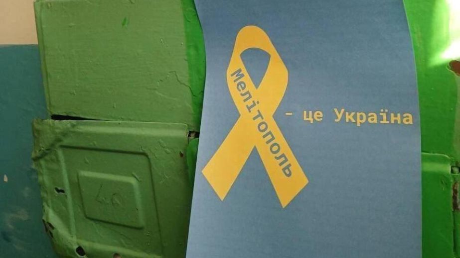 На окупованому Запоріжжі активісти спалили прапор РФ та поширили символи спротиву