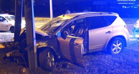 Пʼяний водій Nissan врізався у рекламний щит у Запоріжжі