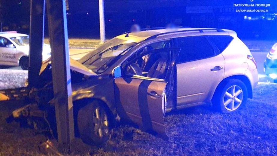 Пʼяний водій Nissan врізався у рекламний щит у Запоріжжі