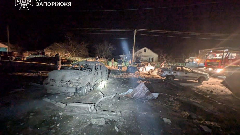 Дом и автомобили пылали из-за обстрелов РФ на Запорожье