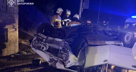 Запорізькі рятувальники деблокували 16-річного водія з понівеченого у ДТП авто