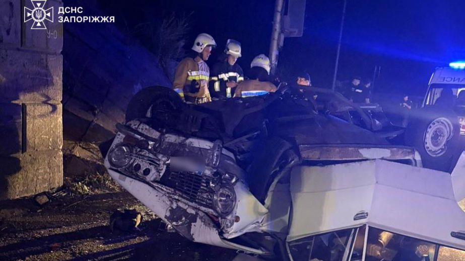 Запорожские спасатели деблокировали 16-летнего водителя из поврежденного в ДТП авто