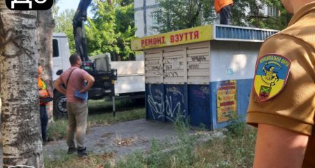"Ремонт взуття”: самовільний кіоск демонтували у Запоріжжі