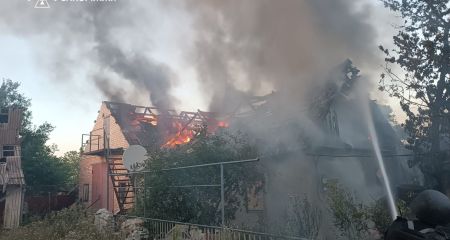 Дома и постройки пылали из-за обстрелов на Запорожье