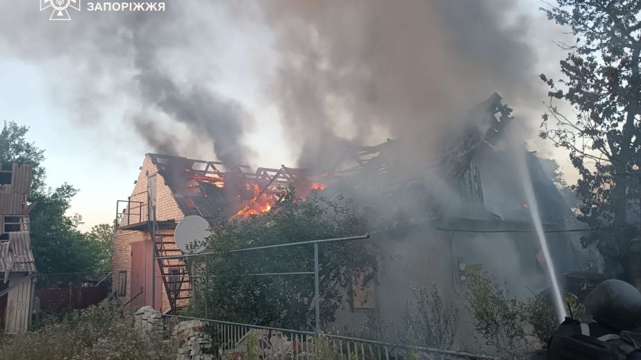 Дома и постройки пылали из-за обстрелов на Запорожье