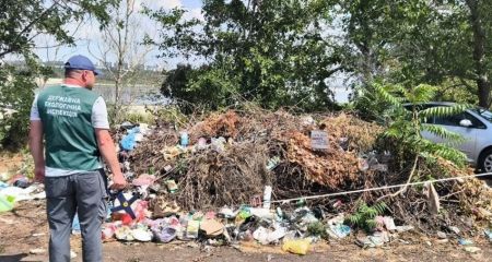 Свалку мусора обнаружили на побережье Хортицы в Запорожье