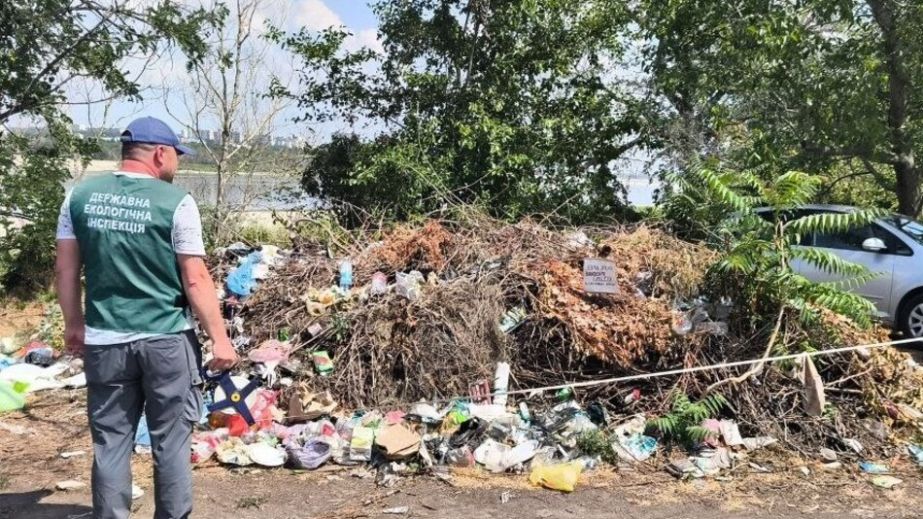 Звалище сміття виявили на узбережжі Хортиці у Запоріжжі