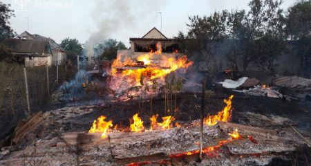 Горіли будинки та сіно у тюках: обстріли спричинили 11 пожеж на Запоріжжі
