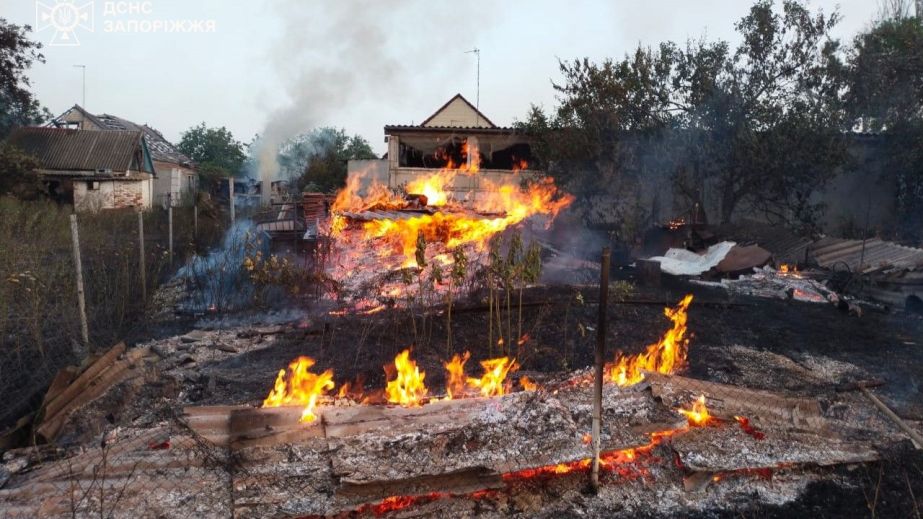 Горіли будинки та сіно у тюках: обстріли спричинили 11 пожеж на Запоріжжі