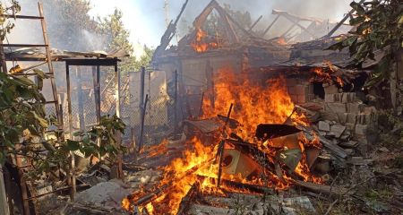 Жилые дома и дворовые сооружения горели из-за вражеских обстрелов на Запорожье