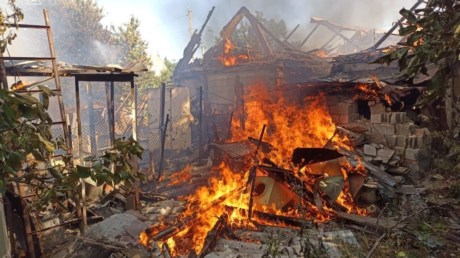 Жилые дома и дворовые сооружения горели из-за вражеских обстрелов на Запорожье