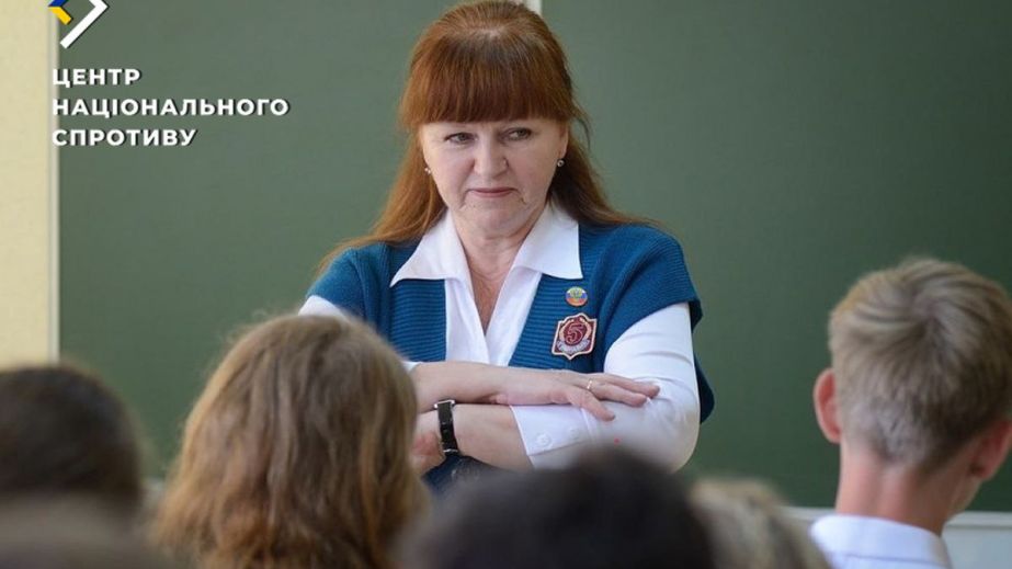 "Виявлення злочинців" серед дітей: окупанти роздають вчителям нові методички