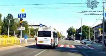 Порушення на світлофорі: у Запоріжжі покарали водія маршрутки