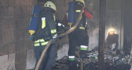 У Запоріжжі ДСНС ліквідувала пожежу у покинутій будівлі – горіло сміття