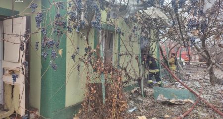 В Орехове на Запорожье пылал жилой дом после обстрелов РФ