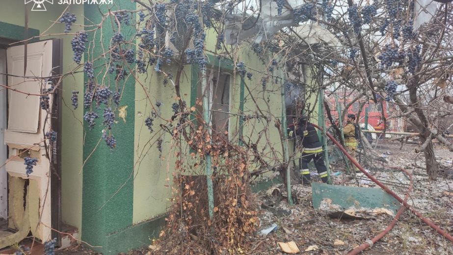 В Оріхові на Запоріжжі палав житловий будинок після обстрілів РФ