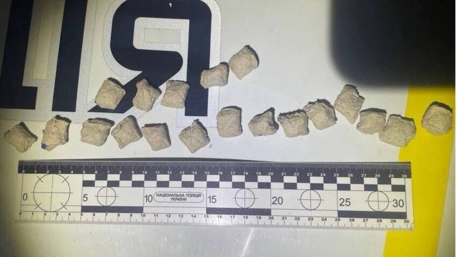 В Запорожье задержали 17-летних парней с более чем 40 свертками наркотиков