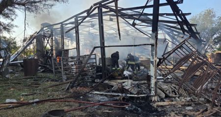 Жилой дом и ангар горели из-за обстрелов РФ в Запорожской области