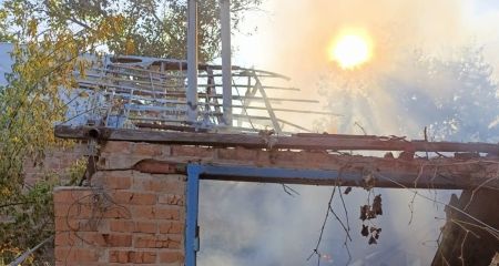 Житлові будинки та господарчі споруди горіли на Запоріжжі після ворожих атак